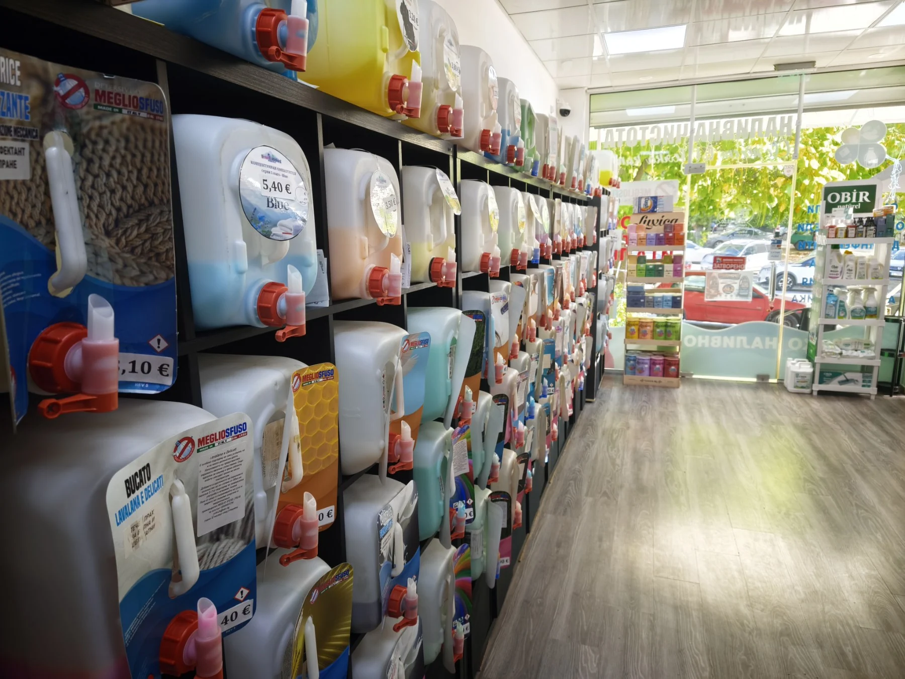 Подредена селекция от наливни продукти